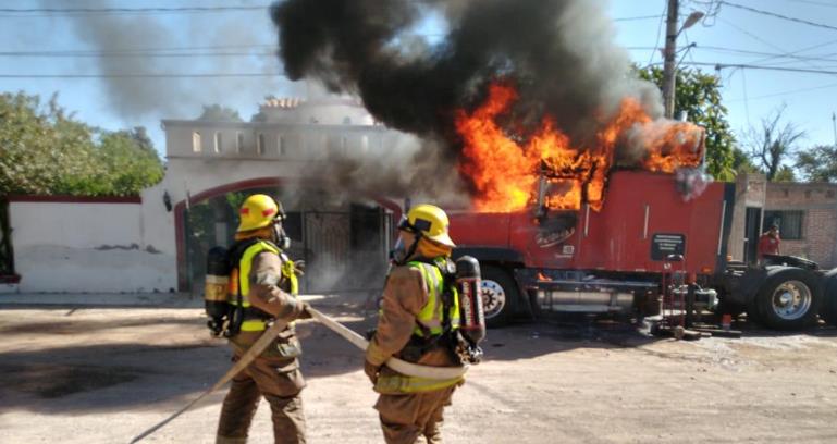 Chispa genera voraz incendio de trailer en Navojoa