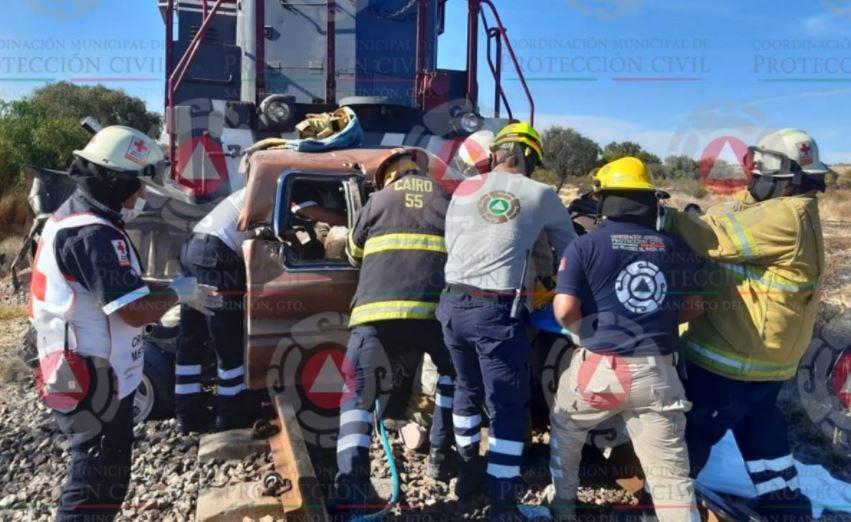 Se le apaga el carro en plena vía y tren lo embiste; mueren una mujer y dos niños en Guanajuato