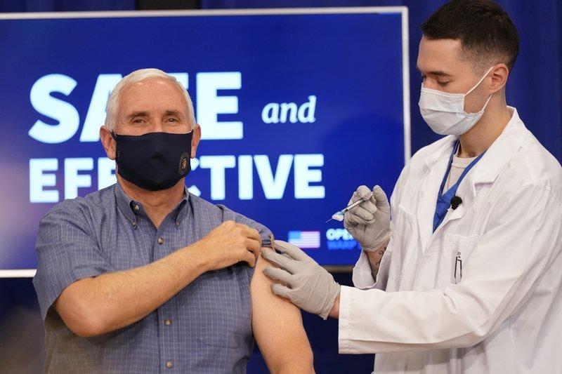Se vacuna Mike Pence, vicepresidente de EU