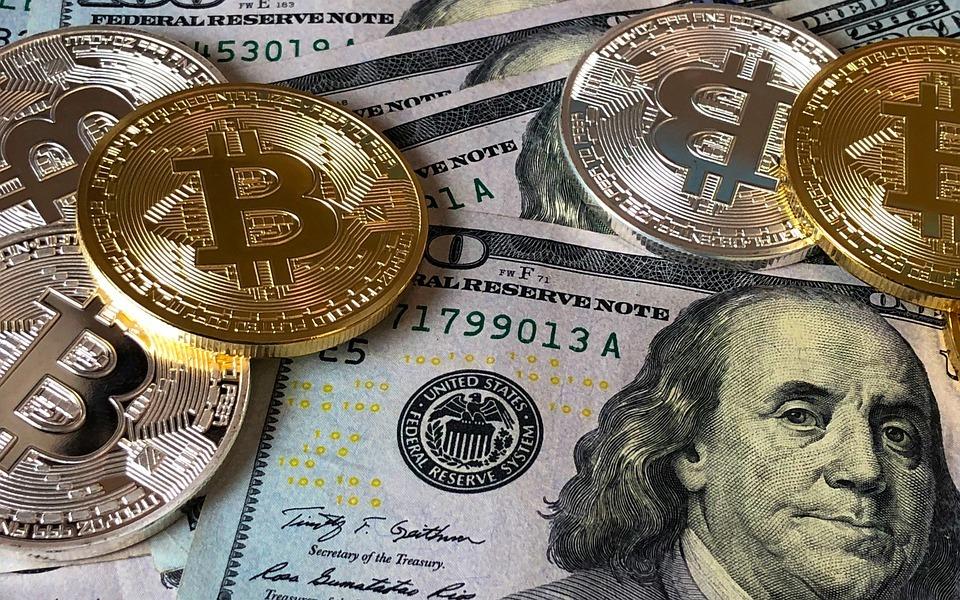 Bitcoin va por los 25 mil y dólar baja