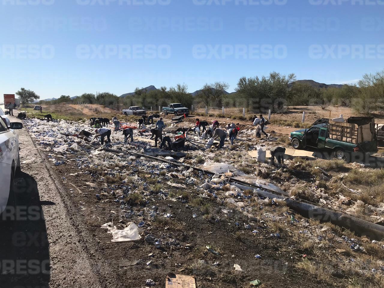 VIDEO - ¡Rapiña de cheve! Vuelca camión en carretera Hermosillo - Nogales y sonorenses aprovechan