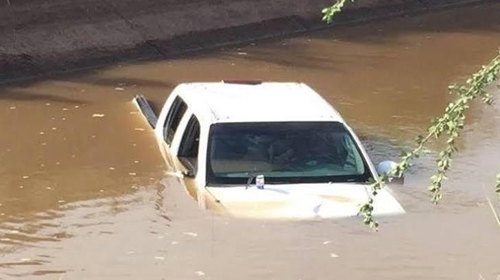 Andaba hasta atrás al volante y terminó adentro del canal en Etchojoa