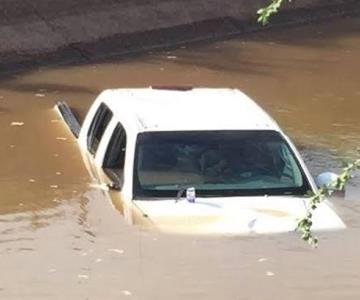 Andaba hasta atrás al volante y terminó adentro del canal en Etchojoa