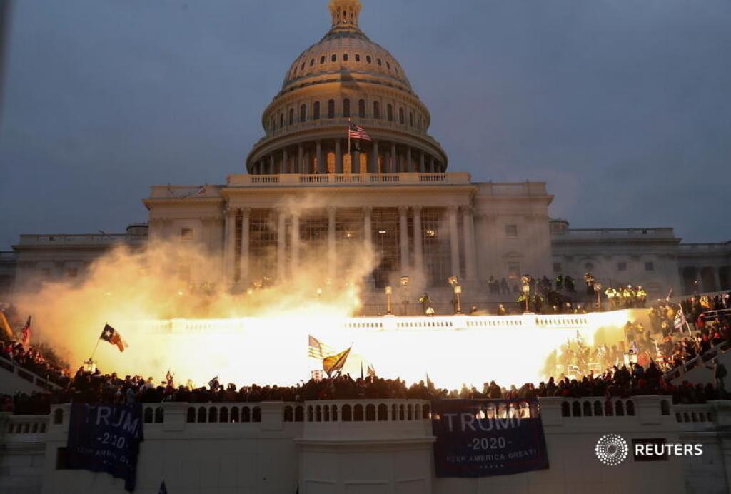 Levantan cargos contra 55 personas por disturbios en Capitolio; uno cargaba con 11 bombas molotov
