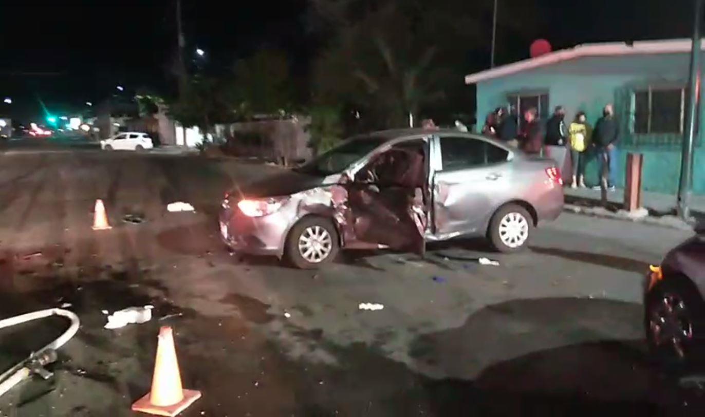 VIDEO- Aparatoso choque en colonia Olivares deja dos personas lesionadas