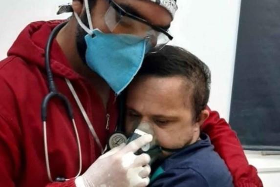 Enfermero abraza a joven con Covid y síndrome de Down para que reciba oxígeno