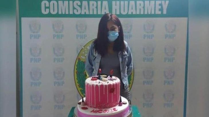 Detienen a joven por organizar fiesta en pandemia y la hacen posar con su pastel