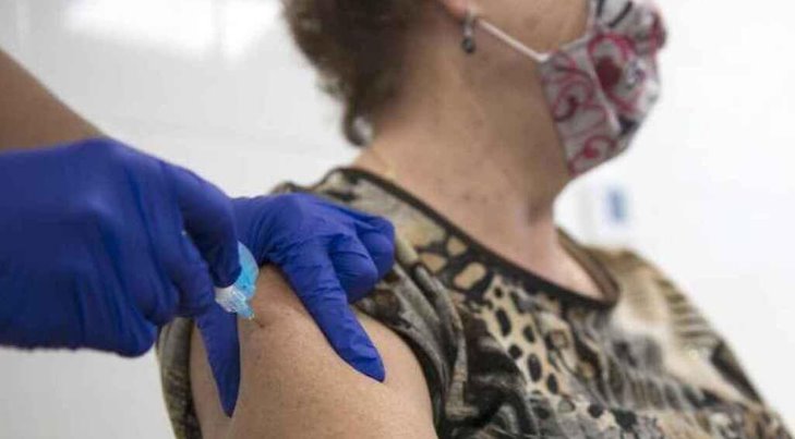 Esperan comenzar a vacunar a adultos mayores a mitad de febrero
