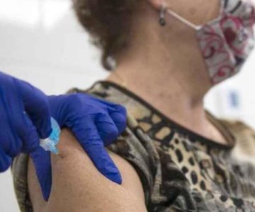 Esperan comenzar a vacunar a adultos mayores a mitad de febrero