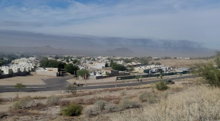 Largo incendio deja capa de humo al Norte de Hermosillo