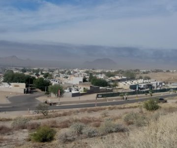 Largo incendio deja capa de humo al Norte de Hermosillo