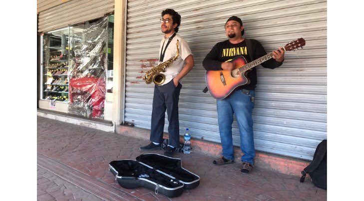Buscan ingresos económicos; músicos tocan en las afueras del Mercado de Navojoa