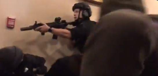 VIDEOS | Mujer recibe balazo en el cuello en el interior del Capitolio