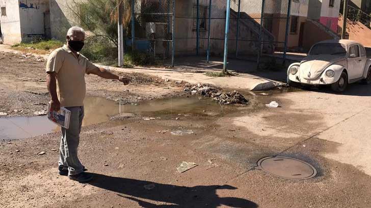 Oomapas Navojoa hace como que trabaja; vecinos denuncia fuga de aguas negras