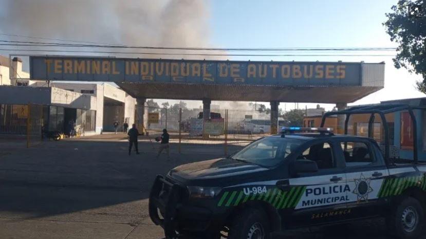 Se incendia terminal de autobuses en Guanajuato; fuego arrasa con 7 camiones