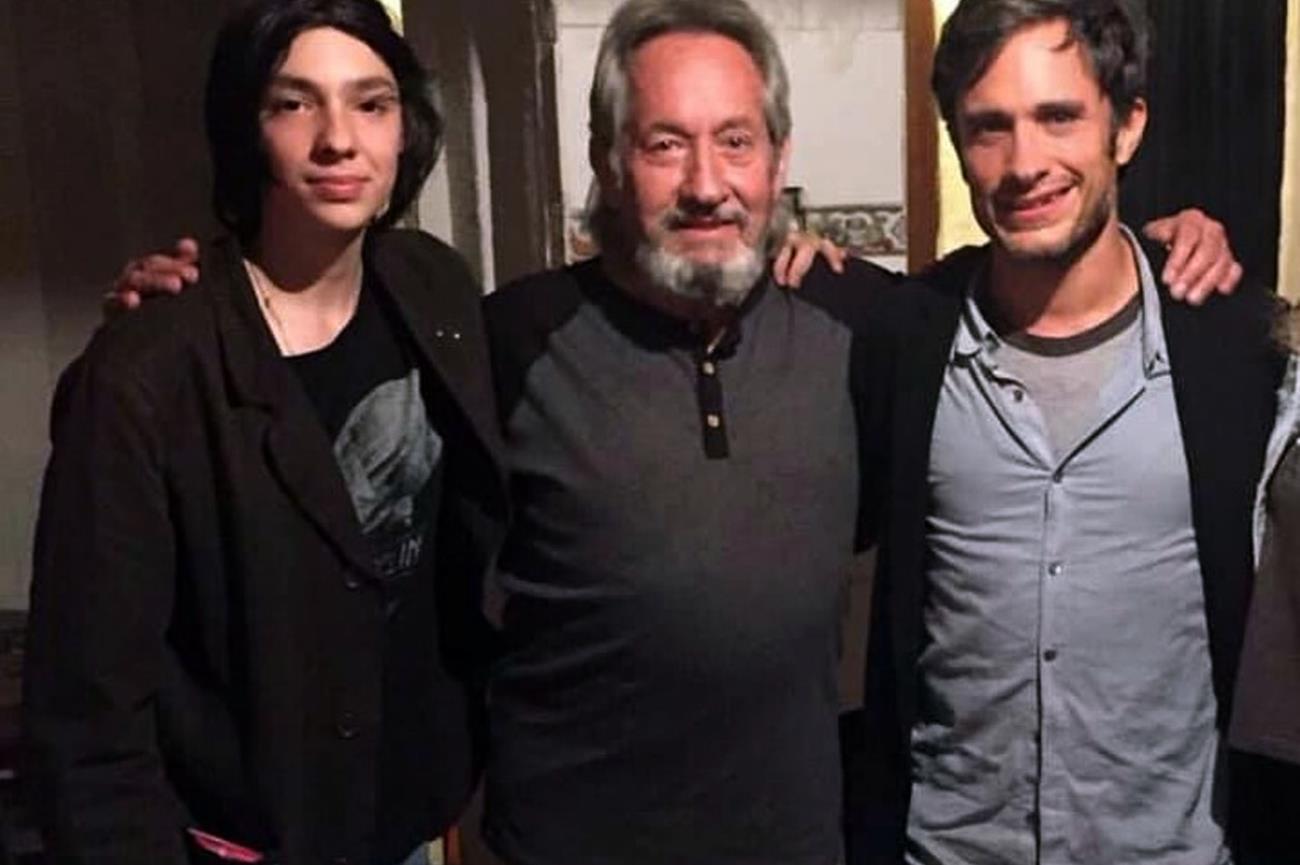 Hermano de Gael García arremete contra su madrastra por fotos con cadáver de su padre