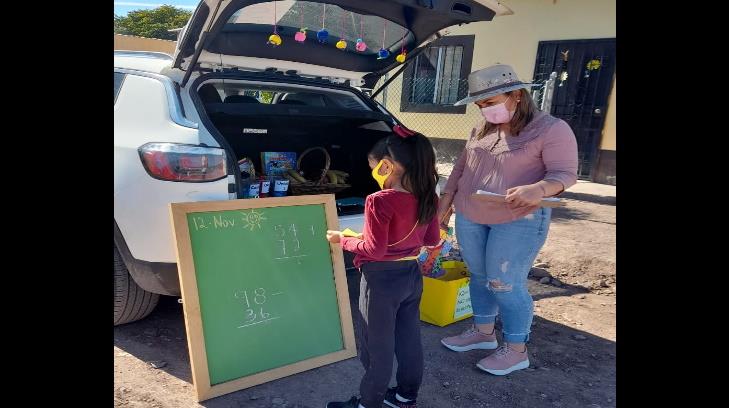 Denia convirtió su carro en aula móvil para darle clases a sus alumnos de primaria