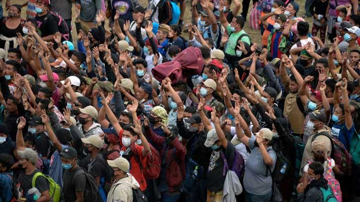 Más de 7 mil hondureños de caravana migrante son desalojados en Guatemala