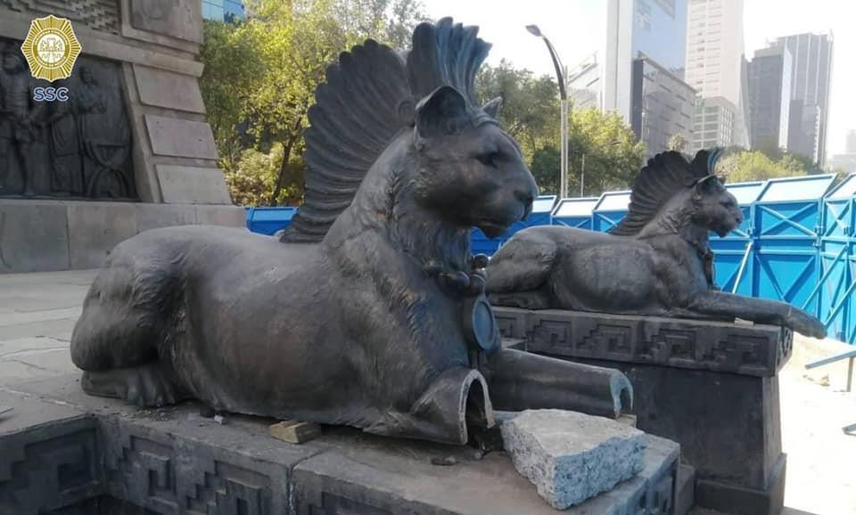 Liberan a sujetos que cortaron a leopardos del monumento a Cuauhtémoc