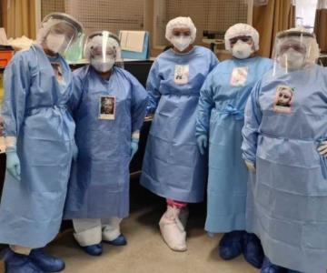 Médicos ponen fotos de ellos sonriendo en sus uniformes antiCovid