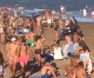 VIDEO- Policías disparan al aire para ahuyentar turistas en playas argentinas