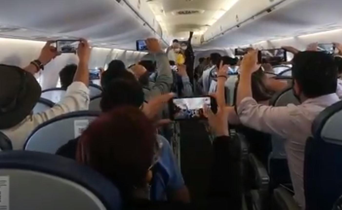 VIDEO- Así fue la porra hacia AMLO en su vuelo de regreso a CDMX