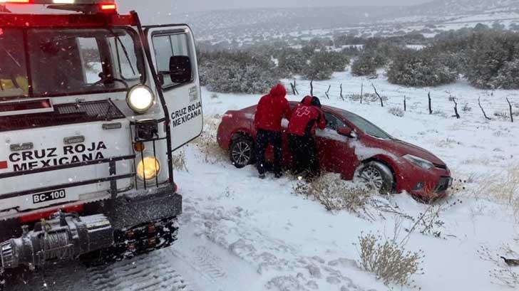 Autos quedan atrapados en La Rumorosa por tormenta invernal