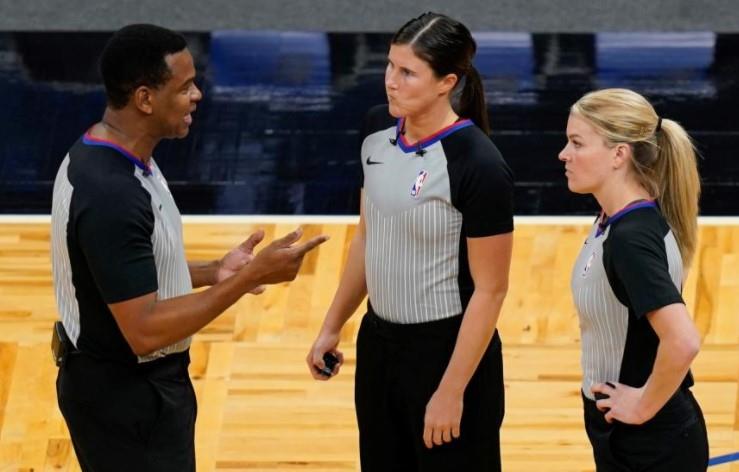¡Hacen historia! NBA incluye a dos mujeres árbitro en un partido
