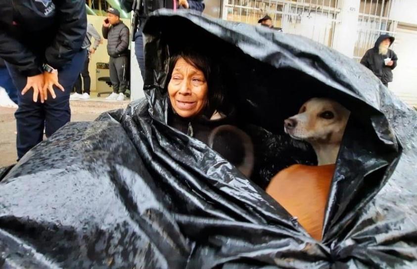 Soledad y sus seis perros se refugian de las lluvias con bolsas de plástico