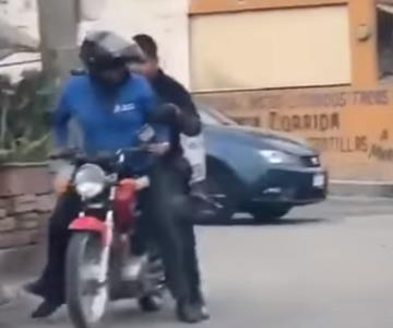 VIDEO - Repartidor le da raite a policía en persecución