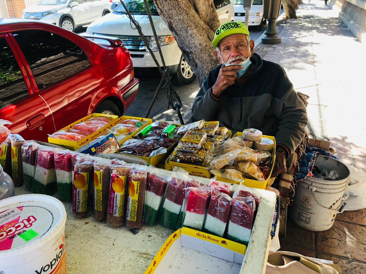 A sus 69 años, Don José vende dulces en el Centro para sacar el sustento diario