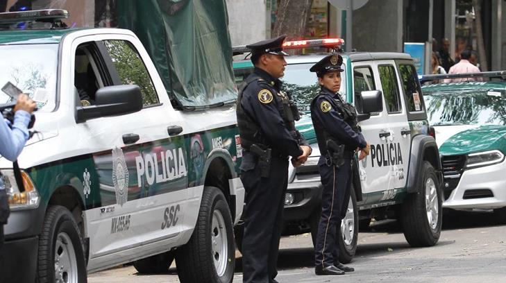 Por robarse un celular de 800 pesos, la amarran a un poste e intentan quemarla