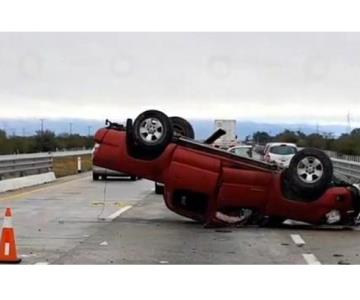 Camioneta derrapa y termina volcada sobre la carretera Guaymas - Empalme