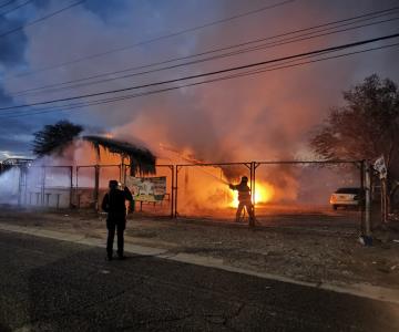 Prenden fuego a palapa de cocos del bulevar Progreso