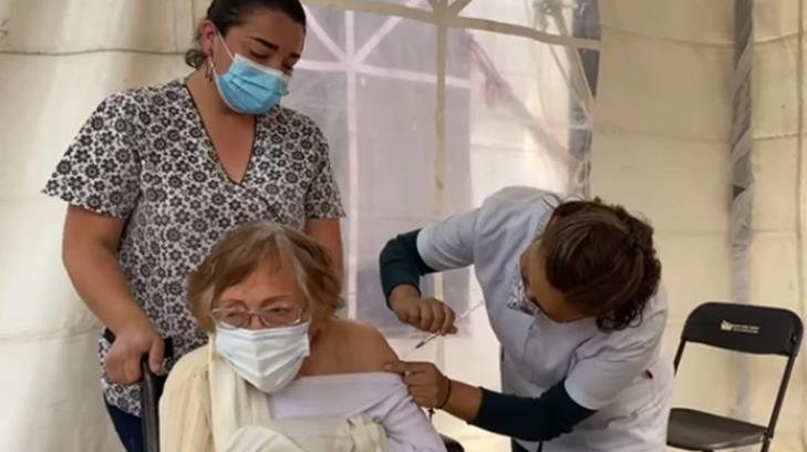 ¡Admirable! A sus 103 años abuelita recibe la vacuna antiCovid