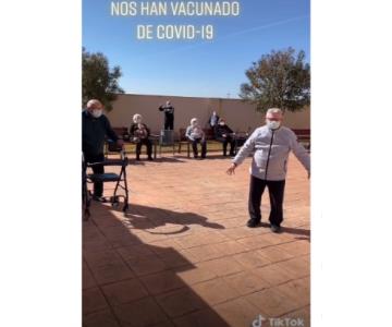 VIDEO - Abuelitos celebran bailando que ya fueron vacunados