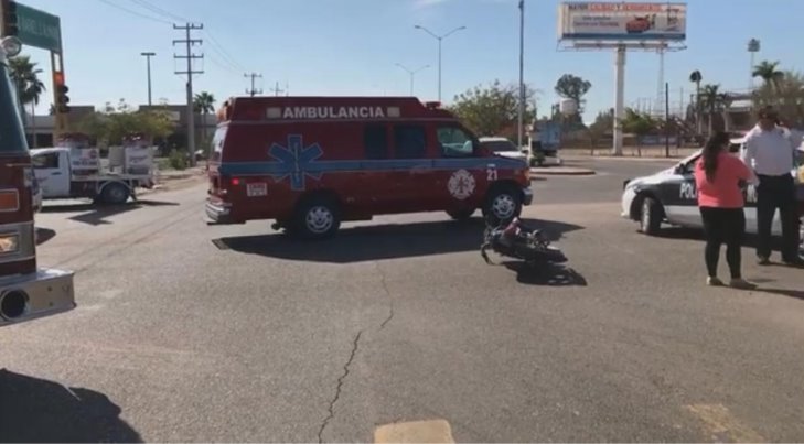 Motociclista se impacta con automóvil y sale ileso en Navojoa