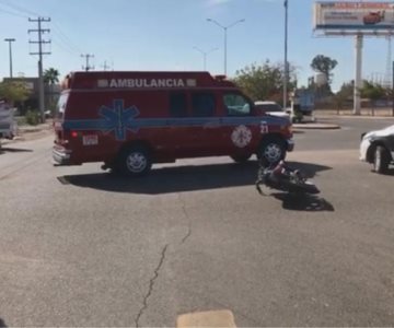 Moto y bici se impactan en Etchojoa; los conductores quedan seriamente heridos