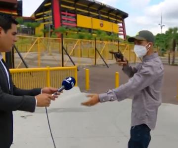 VIDEO - Asaltan a reportero a mano armada durante transmisión en vivo