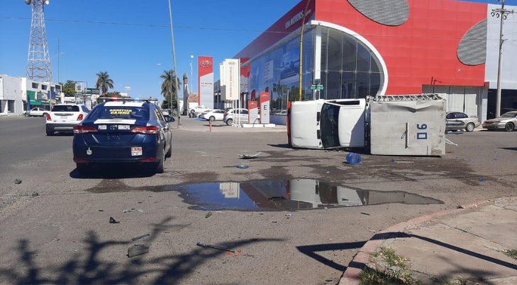 Camión de agua purificada se pasa un alto y queda volcado en Obregón