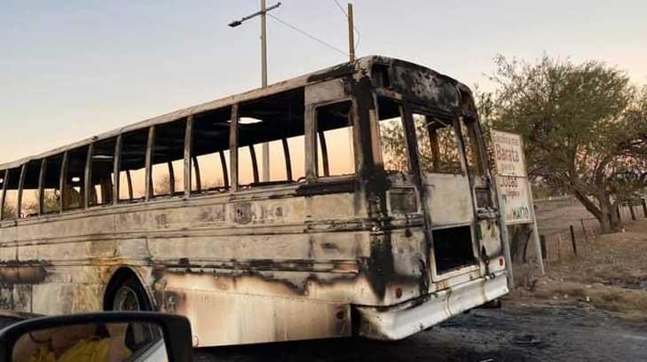 Suben a camión a matar a pasajero e incendian 2 unidades en Guaymas