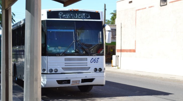 Usuarios de camiones suburbanos se quejan de los lapsos de espera