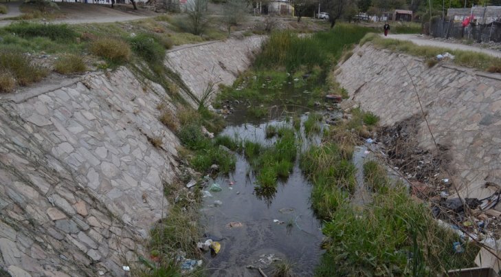 Vecinos irresponsables de la colonia El Coloso tiran basura en el canal