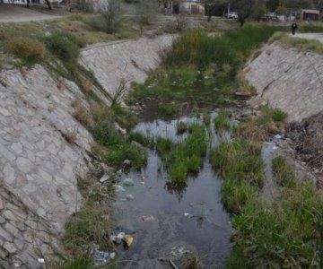 Vecinos irresponsables de la colonia El Coloso tiran basura en el canal