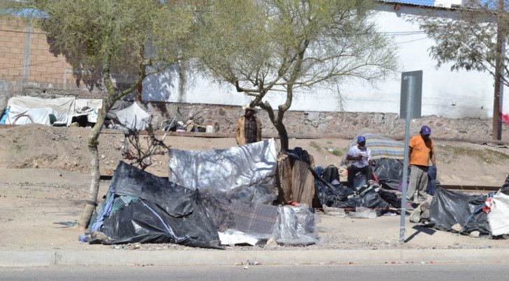 Comunidad migrante en Hermosillo esperan el tren en sus chositas de cajas