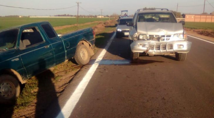 Intenta contestar una llamada y provoca choque en carretera de Etchojoa