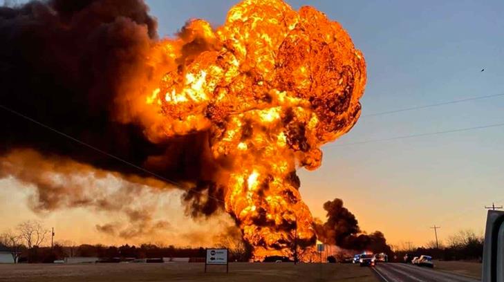 Tren y camión tienen explosivo choque en Texas