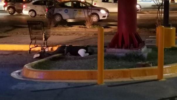 Hombre con síntomas de Covid dura 11 horas desmayado en estacionamiento; nadie lo ayudaba