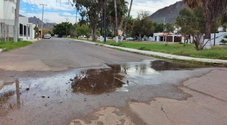 Fuga de agua potable se une a fuga de agua de drenaje en Guaymas