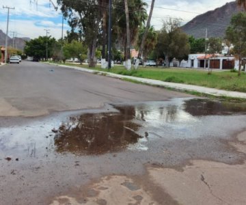 Fuga de agua potable se une a fuga de agua de drenaje en Guaymas